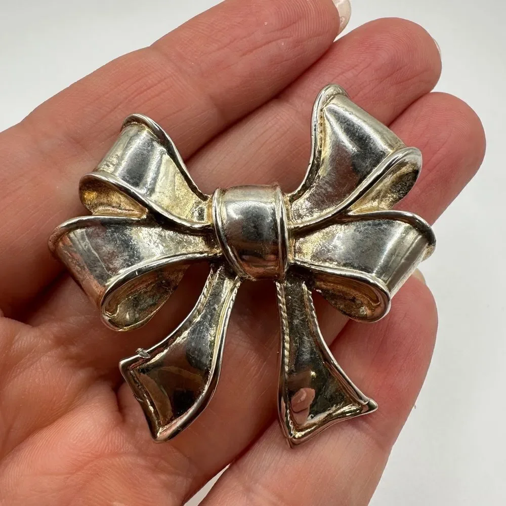 Stunning Silver plated‎ bow pin/brooch!